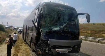 Samsun’da tur otobüsü tırla çarpıştı: 3 yaralı