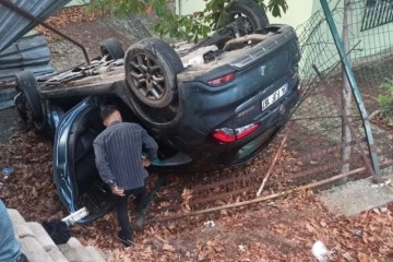 Sancaktepe'de kontrolden çıkan otomobil okul bahçesine uçtu: 2 yaralı
