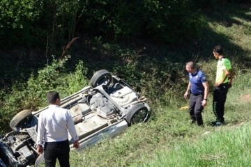 Sancaktepe’de sürücüsünün kontrolünü kaybettiği otomobil su kanalına düştü: 2 yaralı