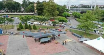 Savaş uçağı parka monte ediliyor