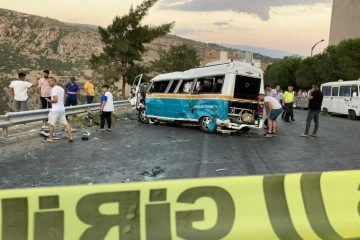 Servis aracı minibüsten inen yolcuların arasına daldı: Ölü sayısı 2’ye çıktı