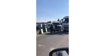 Servis şoförleri ile kamyon şoförünün yol verme kavgası ringleri aratmadı
