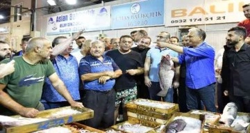 Sezonu açan Antalya’da balıkçı barınağında ilk balık mezadı dualarla yapıldı