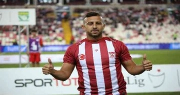 Sivasspor’un yeni transferi Dia Saba stadyumda taraftarı selamladı