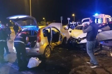 Sivas'ta iki otomobil çarpıştı: 8 yaralı