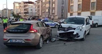 Sivas’ta otomobiller çarpıştı: 3’ü çocuk 6 yaralı