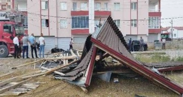 Sivas’ta şiddetli rüzgar hayatı olumsuz etkiledi