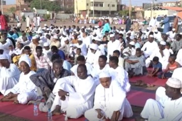 Sudan’da Müslümanlar bayram namazında bir araya geldi