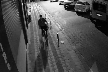 Sultangazi'de binaya giren hırsız ayakkabı ve bisiklet çaldı