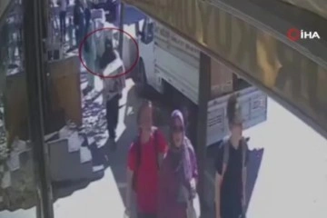 Sultangazi'de ilginç hırsızlık: Biri şapka ve maskeyle diğeri şalla yüzünü gizledi