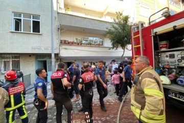 Sultangazi’de mahalleliyi korkutan yangın, mahsur kalan 6 kişiyi itfaiye kurtardı