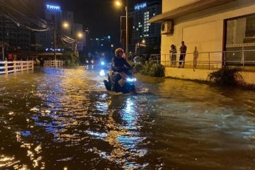 Tayland 20 yılın en şiddetli muson yağmurlarıyla mücadele ediyor