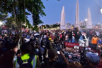 Tayland Başbakanı görevi bırakmadı, ülkede protestolar başladı