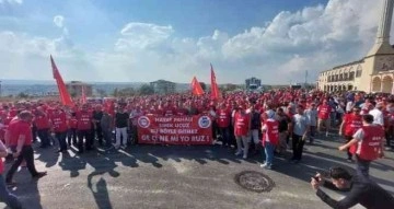 Tekirdağ’da maaşını az bulan yüzlerce işçi belediyeye yürüdü