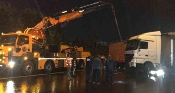 TEM’de tır bariyerlere çarptı, İstanbul istikameti 1 buçuk saat trafiğe kapandı