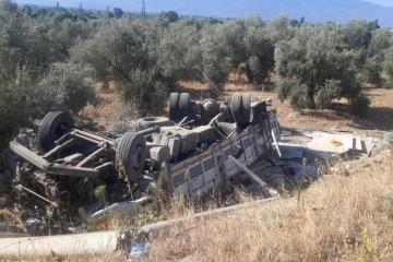 Tire’de kamyon şarampole devrildi; sürücü ağır yaralandı