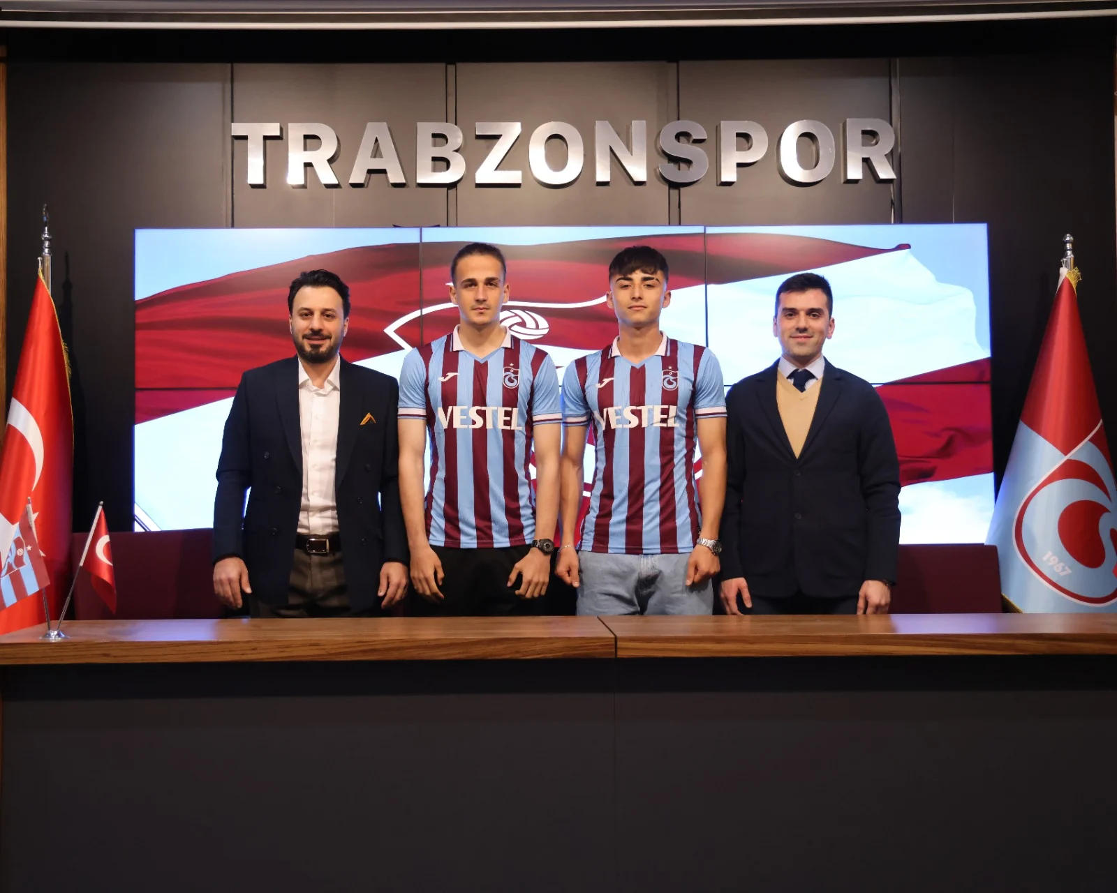 Trabzonspor'da sürpriz gelişme. 3.5'ar yıllık sözleşme imzalandı