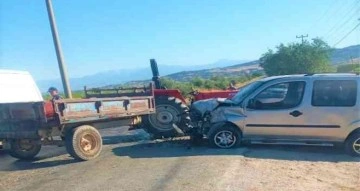 Traktör ile otomobil kafa kafaya çarpıştı: 4 yaralı