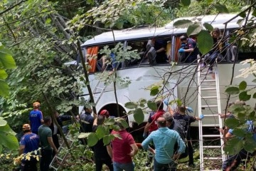 Tur otobüsü şarampole uçtu: 1 ölü, 45 yaralı