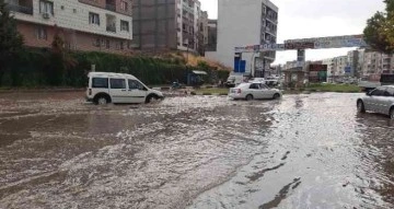 Turgutlu’da sağanak yağış yolları göle çevirdi