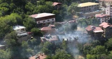Turistik ilçe Kemaliye’de 5 kültürel varlık statüsündeki tarihi evin yandığı yangın söndürüldü