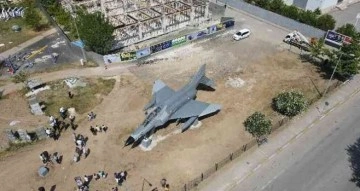 Türkiye’de ilk kez karadan yürütülen F4 savaş uçağı Bilim Merkezi’ne yerleştirildi
