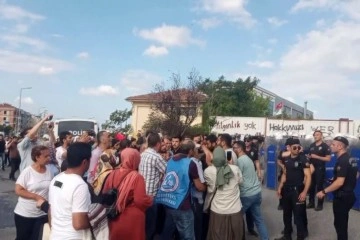 Tuzla'da işten çıkarılan fabrika işçileri ile polis arasında gerginlik