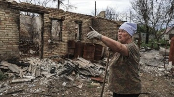 Ukraynalı kadın, Rus bombardımanında yıkılan evinin enkazını terk etmiyor