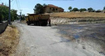 Uşak İl Özel İdaresi köy yollarında asfalt çalışmalarını sürdürüyor