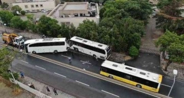 Üsküdar’da İETT otobüsü ile iki tur otobüsü çarpıştı, ortalık savaş alanına döndü