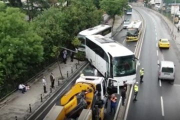 Üsküdar'da İETT otobüsü ile iki tur otobüsü çarpıştı!