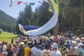 Yamaç paraşütçüsü festivalde piknikçilerin arasına inince yürekler ağza geldi
