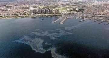 Zeytinburnu sahilinde mazot kirliliği havadan görüntülendi