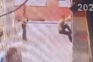 Zeytinburnu’da hırsız gözüne kestirdiği binaya böyle tırmandı